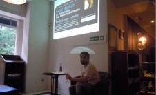 Foto de Daniel Monleón realizando su charla en Contan's La Teua (Café Bombón, Valencia)
