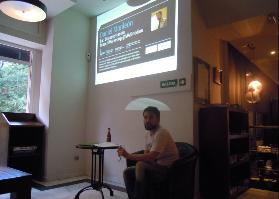 Foto de Daniel Monleón realizando su charla en Contan's La Teua (Café Bombón, Valencia)