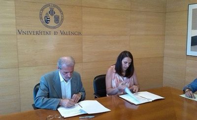 Foto de la firma del convenio entre la Universitat de València y el COBDCV