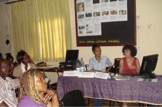 Foto de Mercedes Román Hernández dando una clase en Youndé
