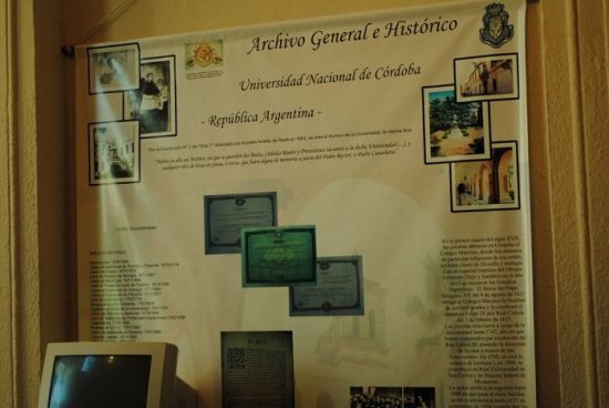Foto de un póster del Archivo General e Histórico de la Uiversidad Nacional de Córdoba (Argentina)