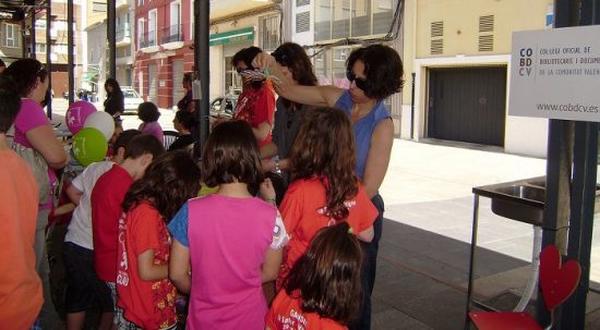 Foto del puesto del COBDCV en Trobades d'Escoles en Valencià (La Safor, 2010)
